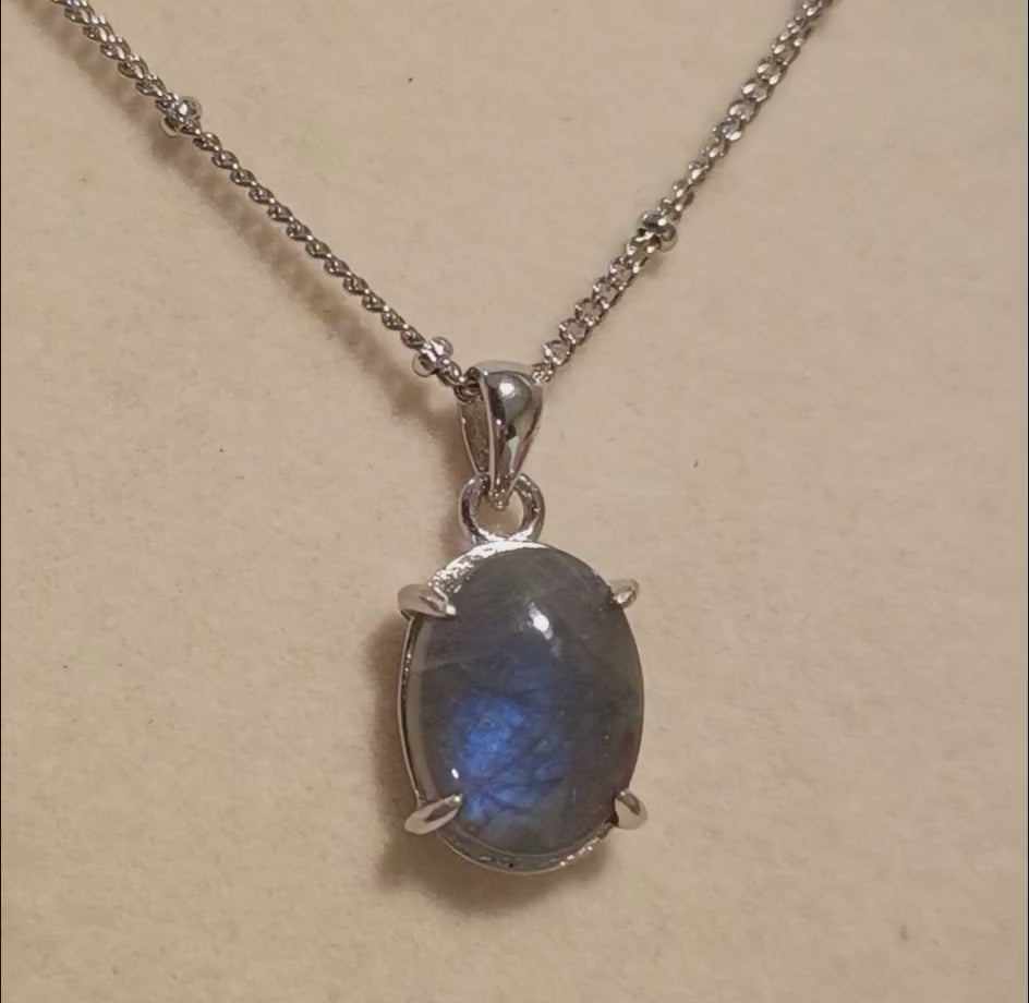 Shimmering Labradorite pendant with chain