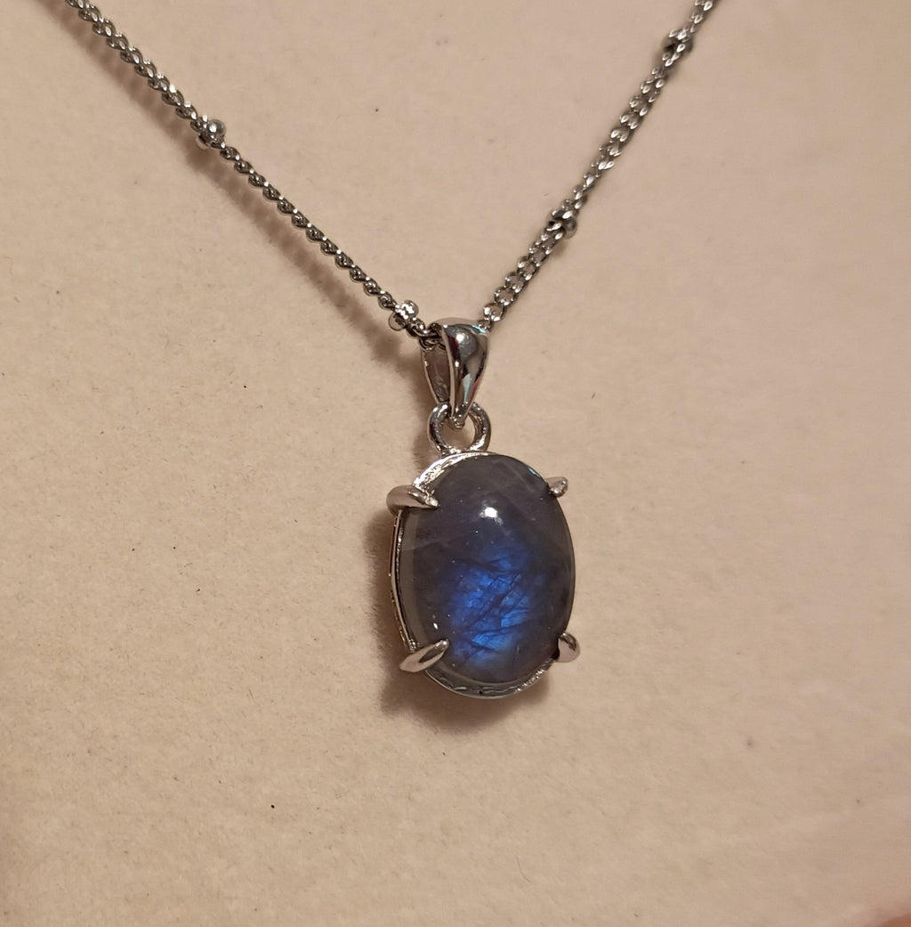 Shimmering Labradorite pendant with chain