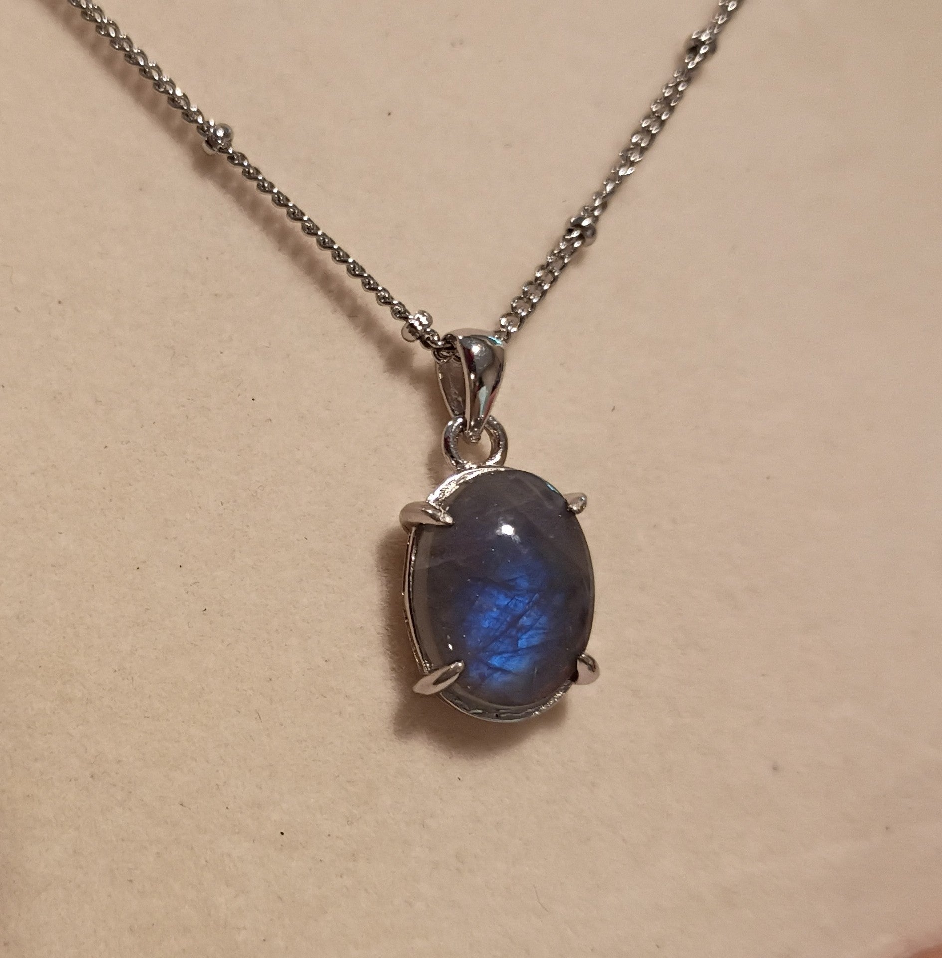 Shimmering Labradorite pendant with chain